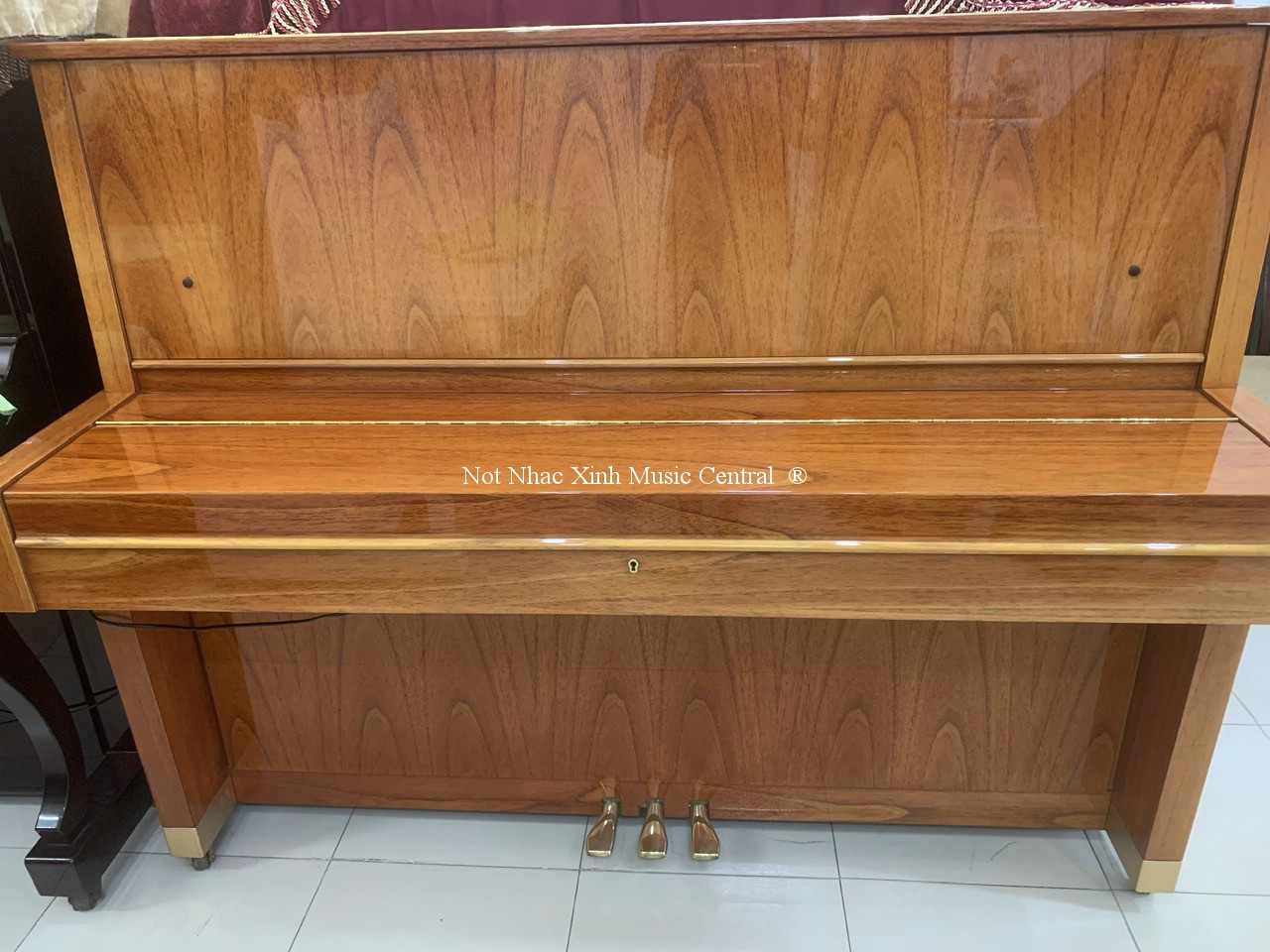 Đàn piano cơ Yamaha W104B